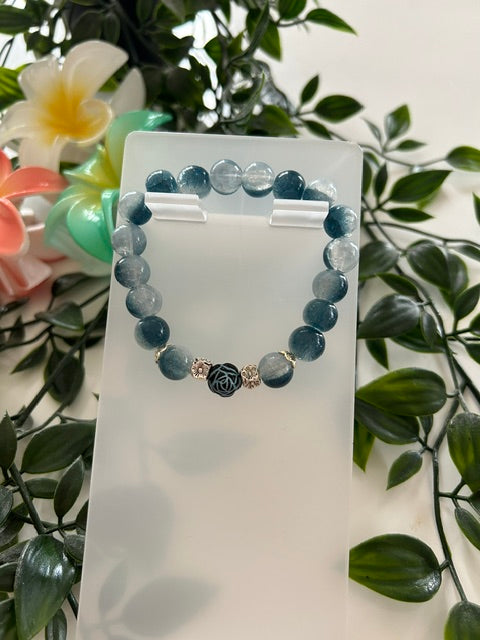 Bracelet Perles de Verre Bleu Ardoise – Charm Rose