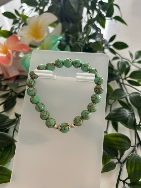 Bracelet Perles de Verre Turquoise Marbré – Charm Doré