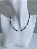 Collier Perles Noires & Fleurs – Fait Main