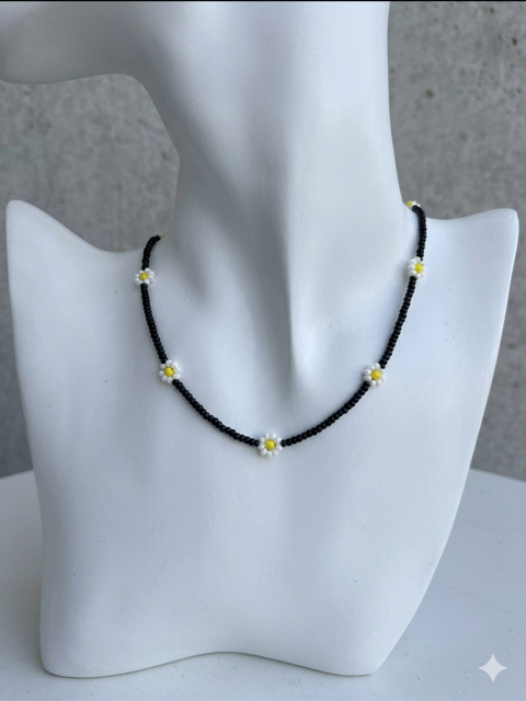 Collier Perles Noires & Fleurs – Fait Main