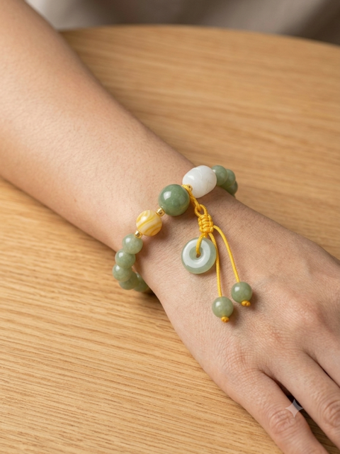 Bracelet perles de jade vert et blanc avec cordon doré ajustable et pendentif anneau