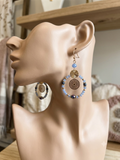 Boucles d'oreilles créoles perles bleues et médaillon doré ajouré