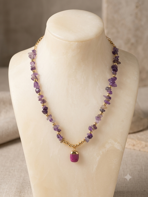 Collier chips d'améthyste naturelle avec perles dorées et pendentif pierre fuchsia