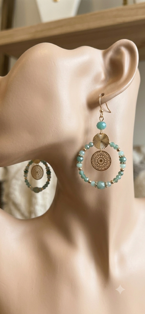 Boucles d'oreilles créoles perles de cristal turquoise et médaillon doré ajouré