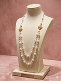 Collier Double Rang Perles Fantaisie Blanches – Ornements Dorés